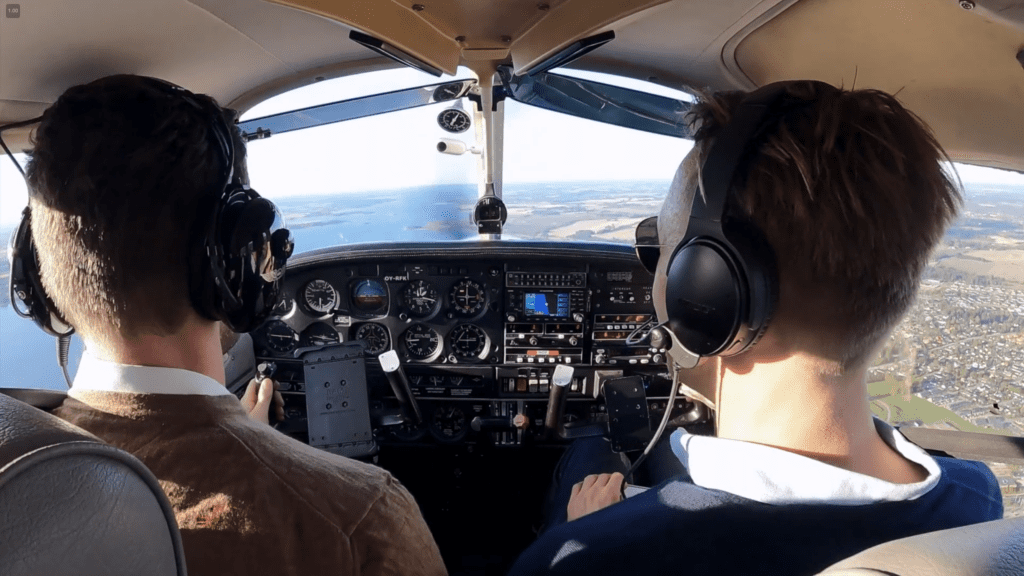 Elev og instruktør i cockpit